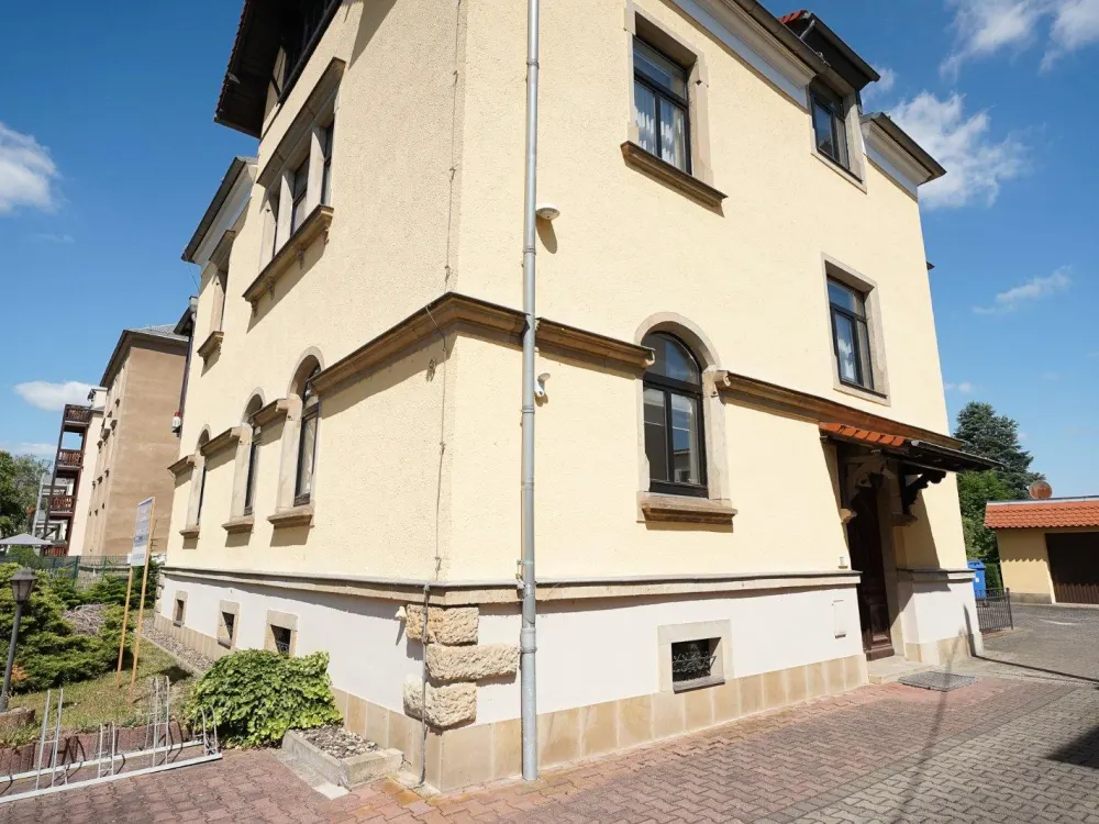 Schöne und geräumige 4 Raum Wohnung im Erstbezug nach Sanierung