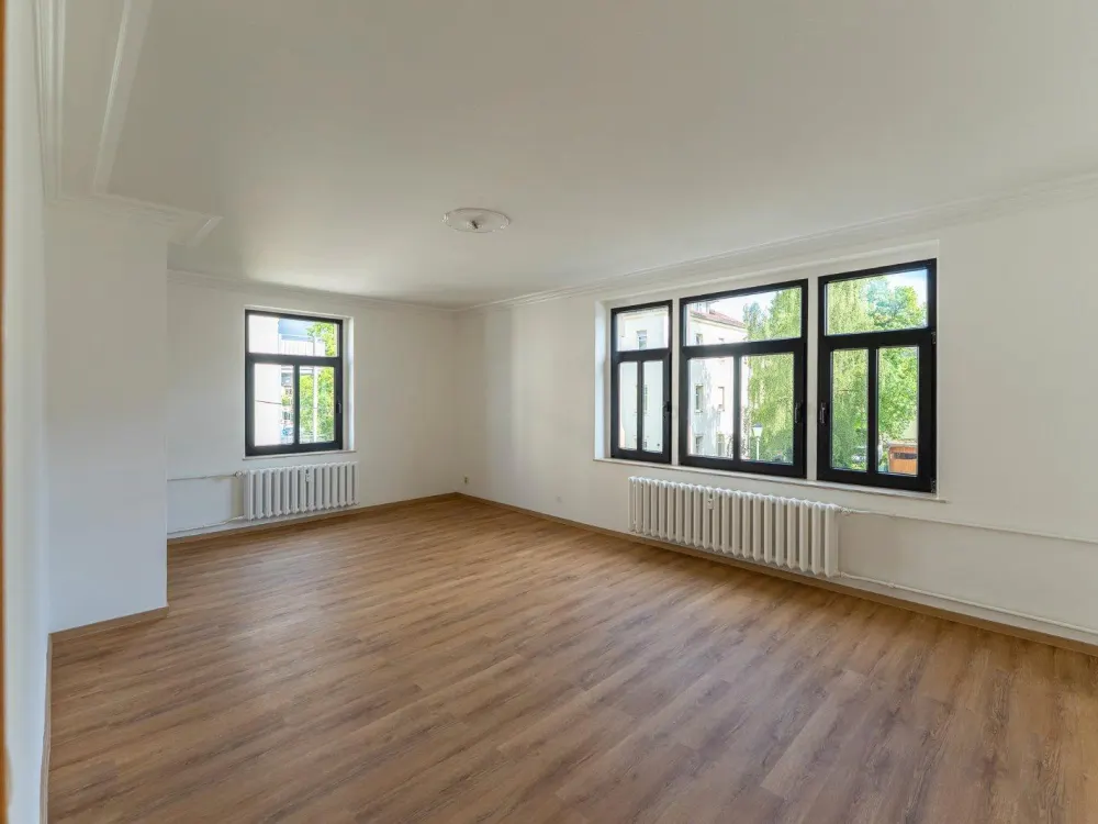 Schöne und geräumige 4 Raum Wohnung im Erstbezug nach Sanierung