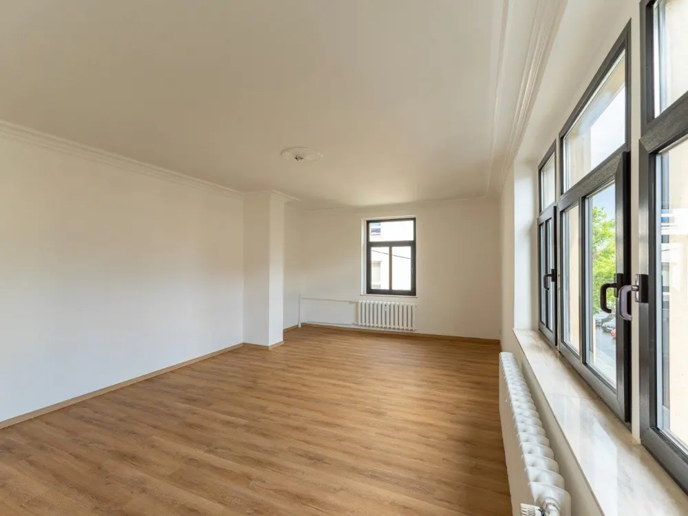Schöne und geräumige 4 Raum Wohnung im Erstbezug nach Sanierung