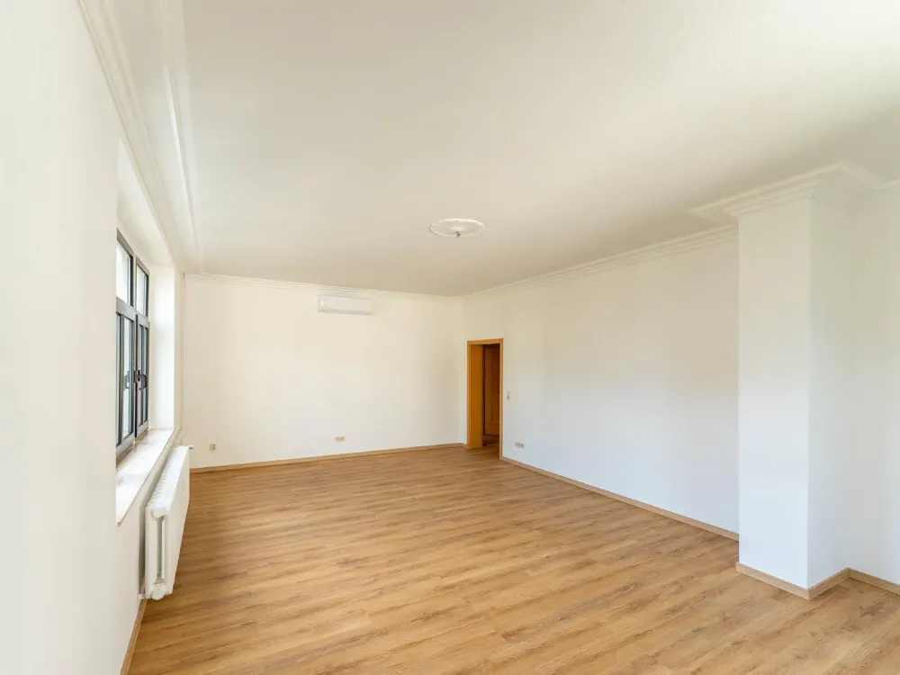 Schöne und geräumige 4 Raum Wohnung im Erstbezug nach Sanierung