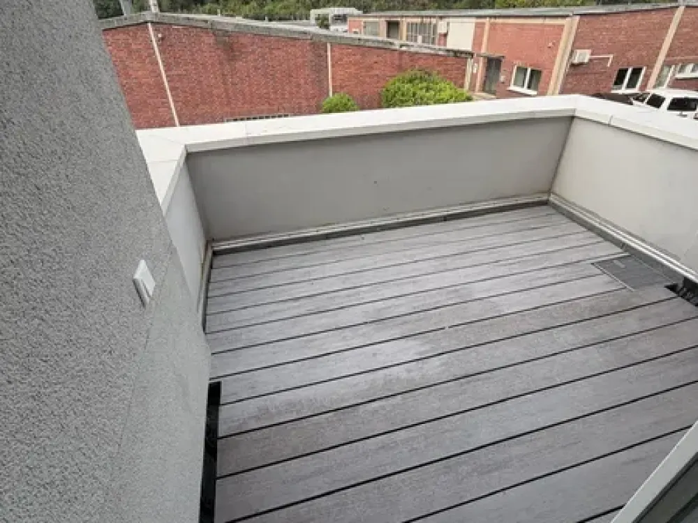 Freshly Renovated 2.5-Room Apartment with South-West Balcony & Large Basement Room at Ümminger See
