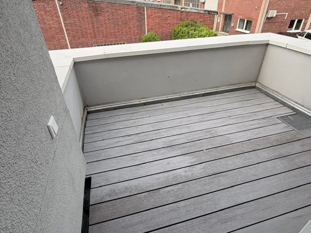 Freshly Renovated 2.5-Room Apartment with South-West Balcony & Large Basement Room at Ümminger See