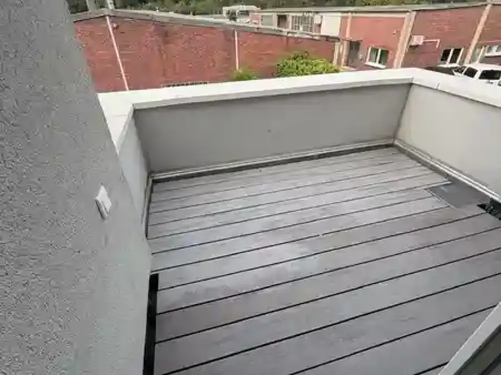 Freshly Renovated 2.5-Room Apartment with South-West Balcony & Large Basement Room at Ümminger See