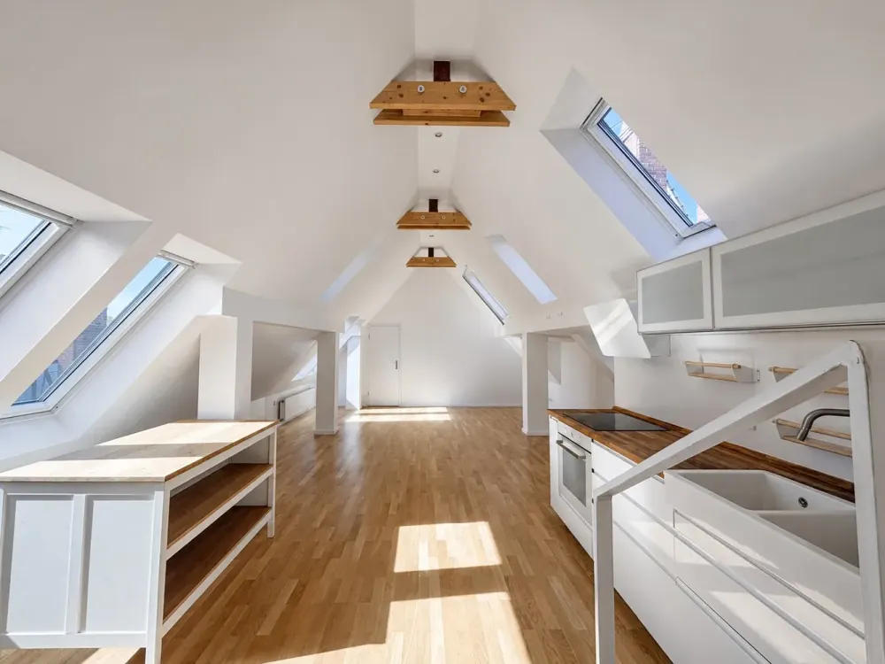 Helle und großzügige Dachgeschosswohnung, hochwertig saniert