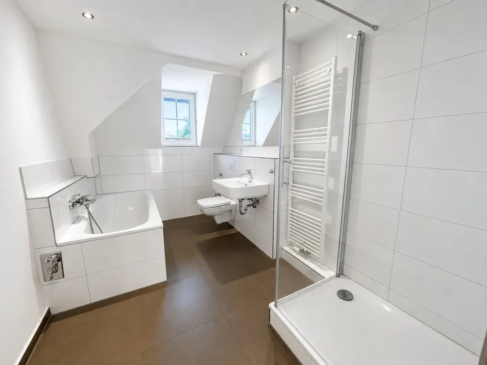 Helle und großzügige Dachgeschosswohnung, hochwertig saniert