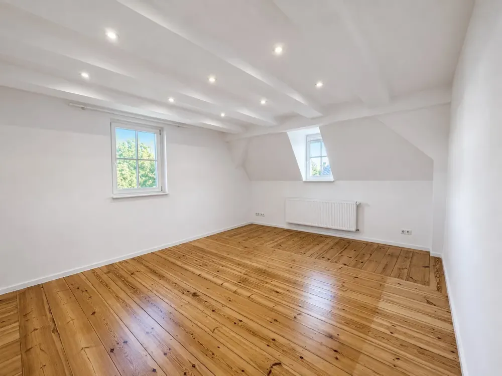 Helle und großzügige Dachgeschosswohnung, hochwertig saniert