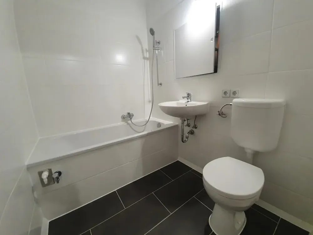 **FAMILIEN WILLKOMMEN**4-Zimmer-Wohnung // 3.Etage // Balkon // Bad mit Wanne // ab 01.05.