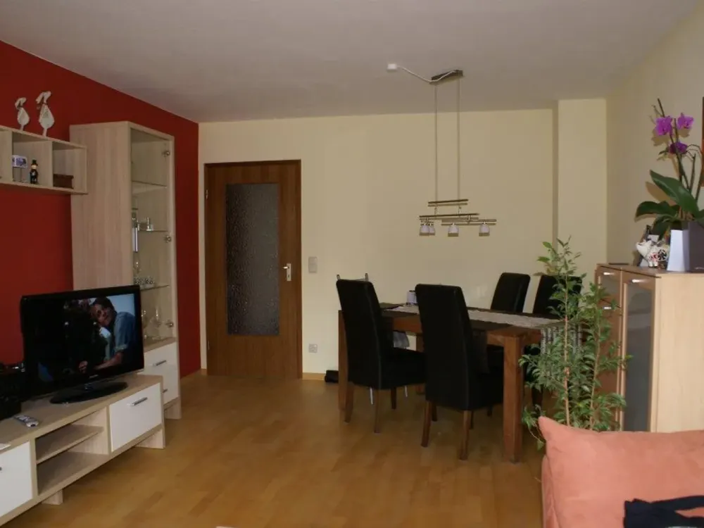Commission-free and with new fitted kitchen: Bright, spacious 2-room attic apartment