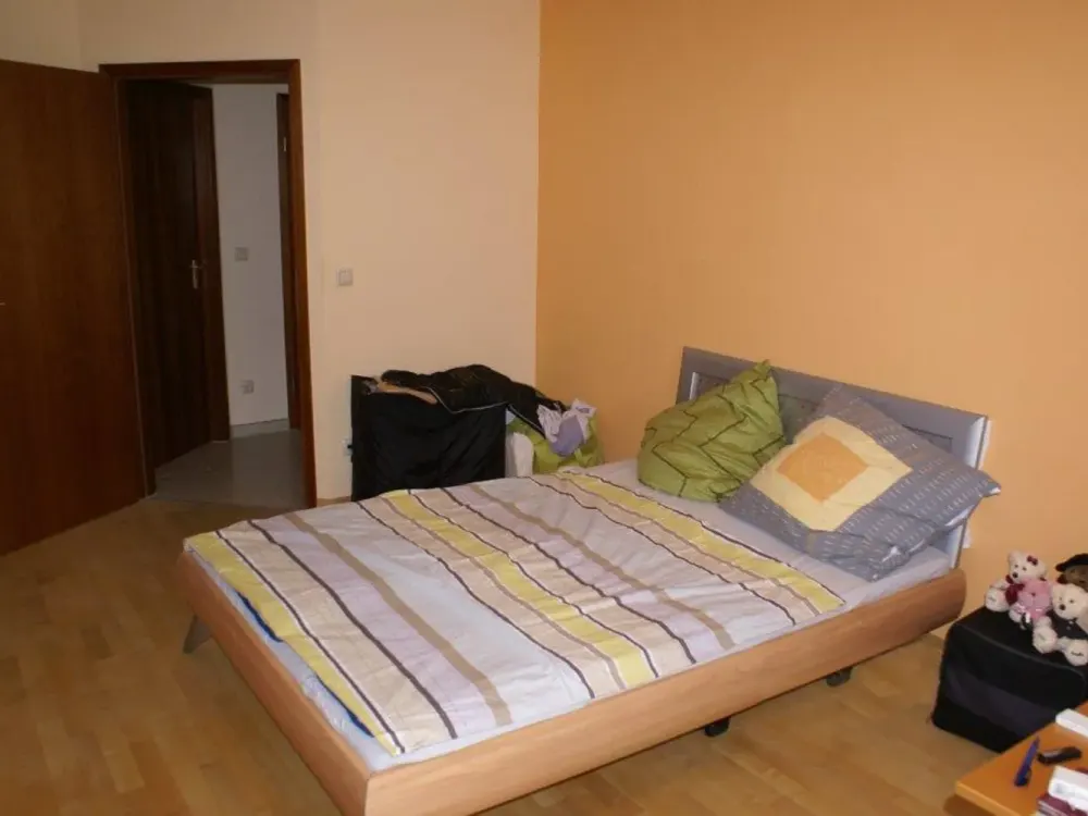 Commission-free and with new fitted kitchen: Bright, spacious 2-room attic apartment
