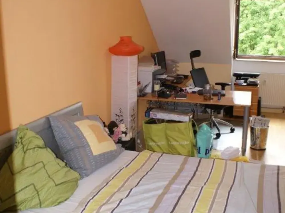 Commission-free and with new fitted kitchen: Bright, spacious 2-room attic apartment