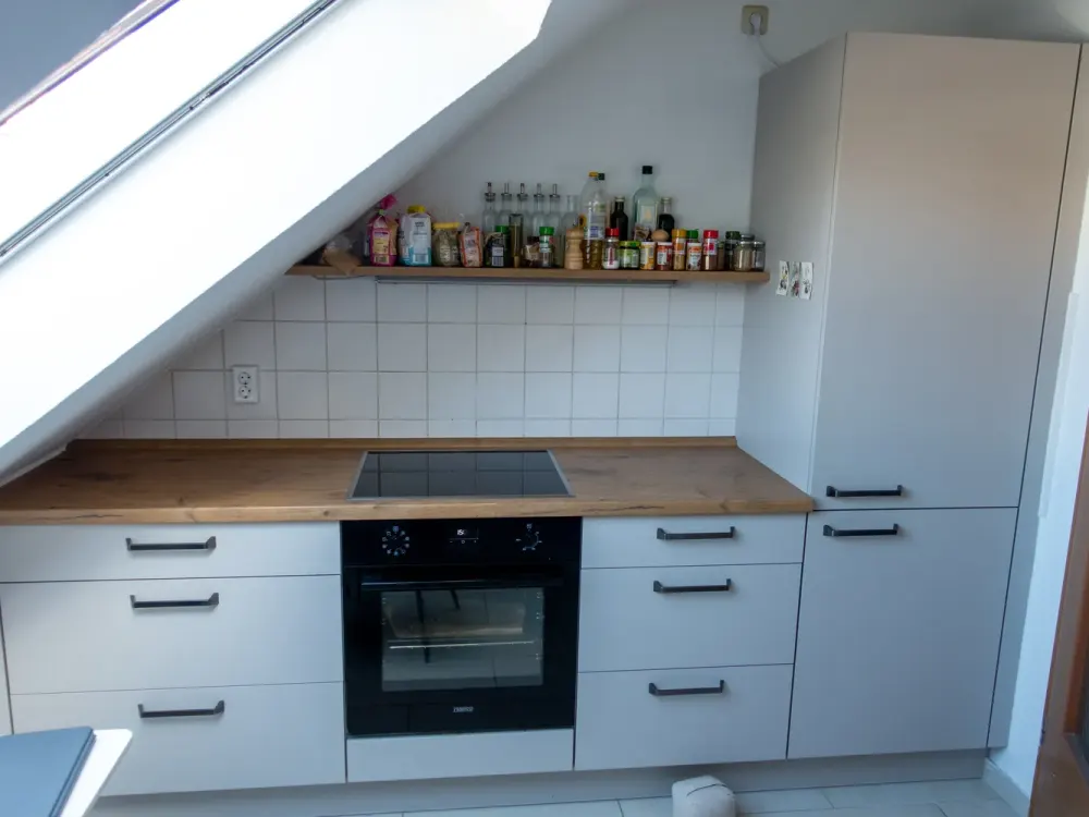 Commission-free and with new fitted kitchen: Bright, spacious 2-room attic apartment
