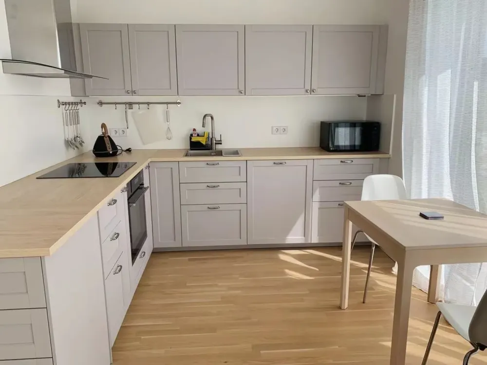 Sonnige möblierte 2-Zimmer-Gartenwohnung mit gehobener Ausstattung und Blick ins Grüne in Neu-Pasing