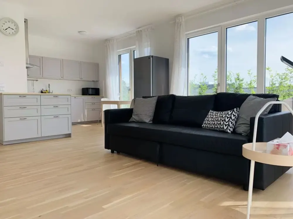 Sonnige möblierte 2-Zimmer-Gartenwohnung mit gehobener Ausstattung und Blick ins Grüne in Neu-Pasing