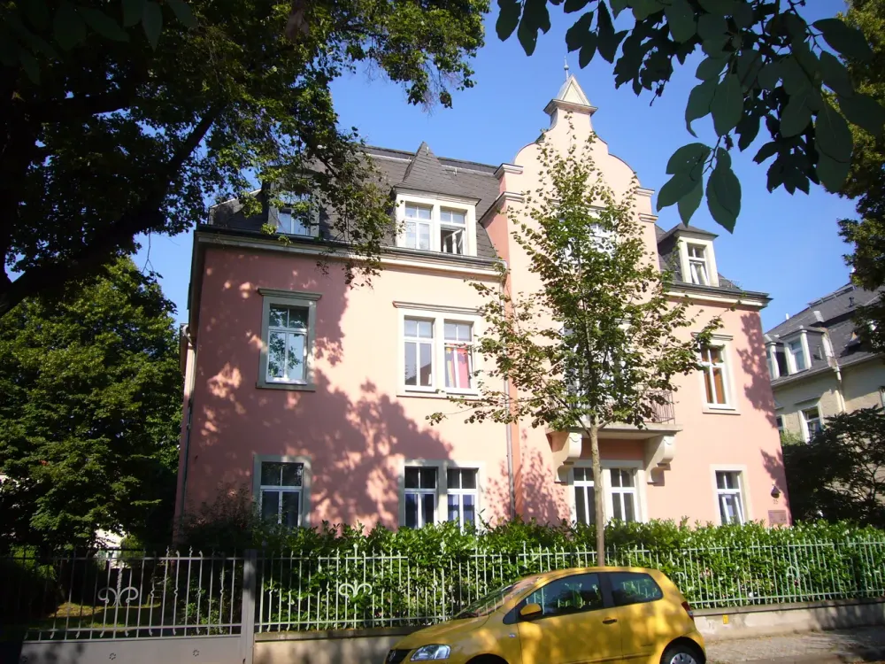 available from 01.11.2026 *TRACHAU* 2-room couple apartment, 1st floor, sunny balcony, built-in and overhead cupboards in the hallway