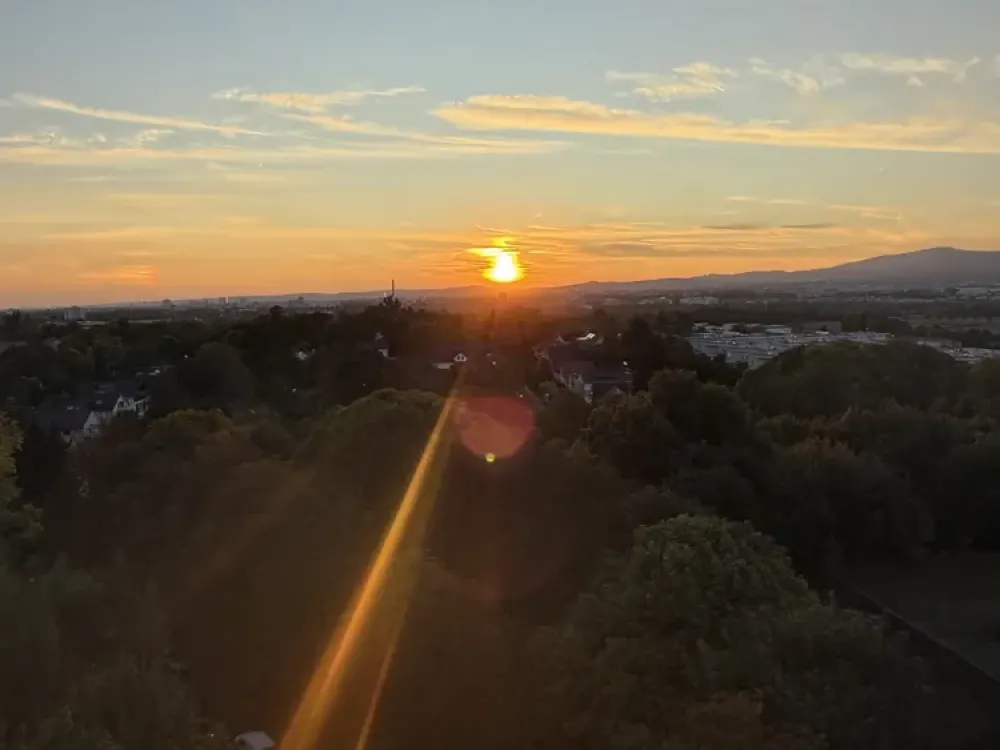 Blick auf Frankfurter Skyline mit Parkplatz