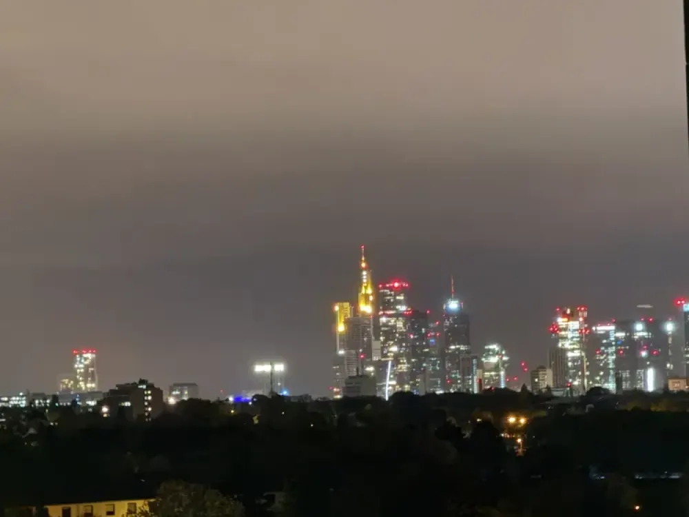 Blick auf Frankfurter Skyline mit Parkplatz
