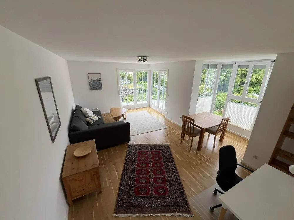 helle ruhige möblierte 2 Zimmer Wohnung (für 3-18 Monate)