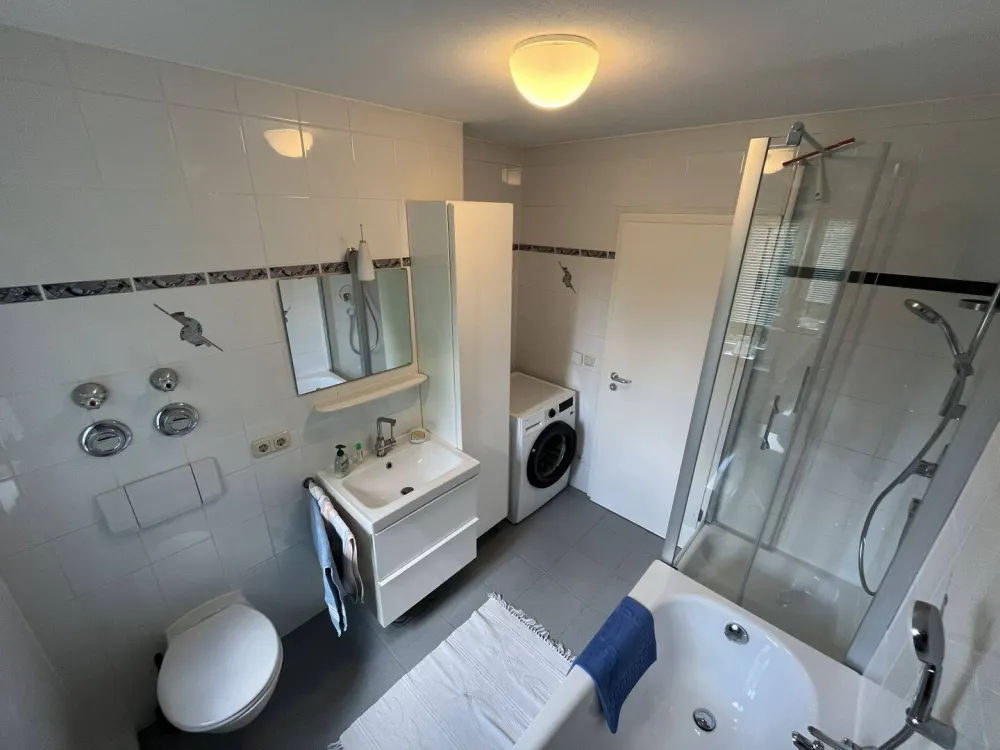helle ruhige möblierte 2 Zimmer Wohnung (für 3-18 Monate)
