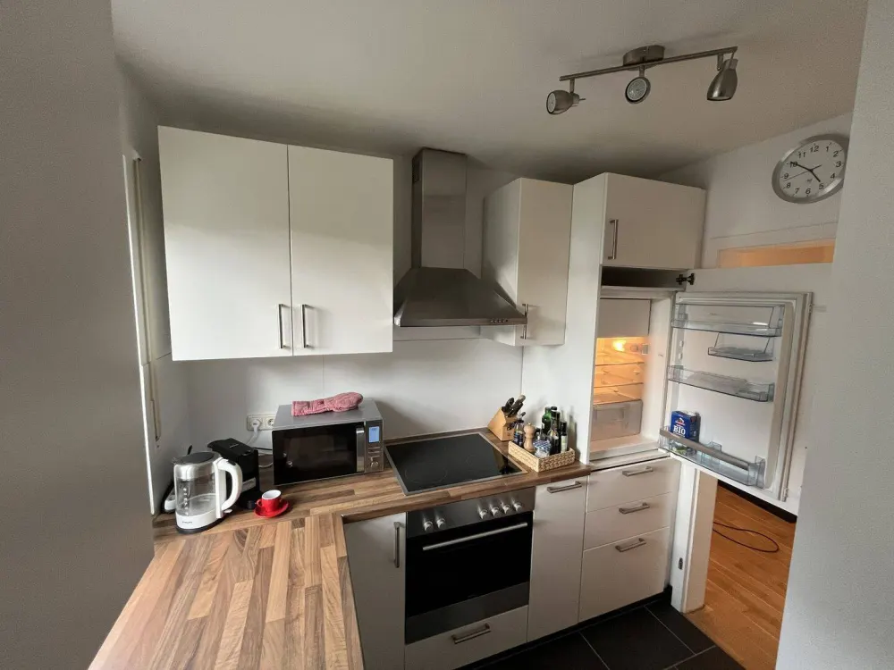 helle ruhige möblierte 2 Zimmer Wohnung (für 3-18 Monate)