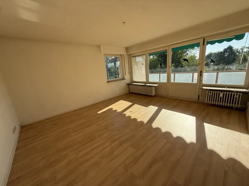 Sehr geräumige 3-Zimmer-Wohnung mit Tageslicht-Bad und überdachtem Westbalkon
