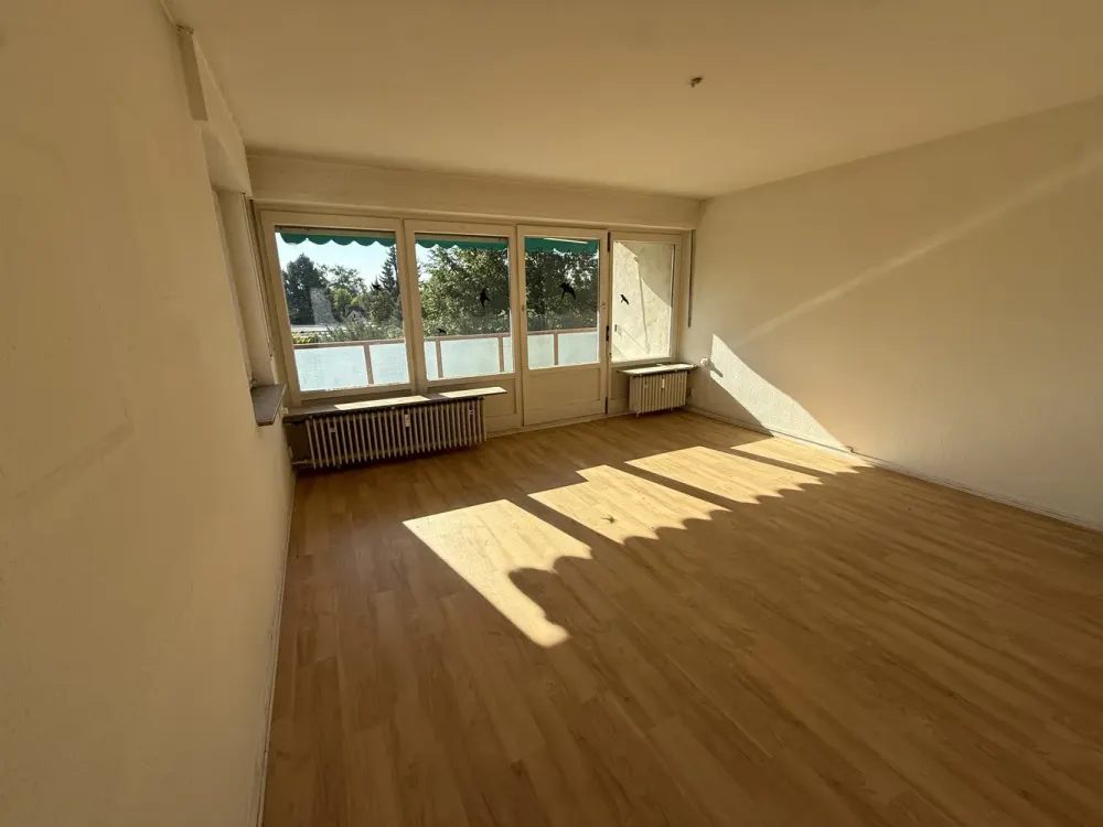 Sehr geräumige 3-Zimmer-Wohnung mit Tageslicht-Bad und überdachtem Westbalkon