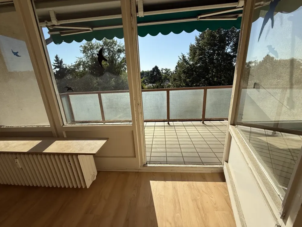 Sehr geräumige 3-Zimmer-Wohnung mit Tageslicht-Bad und überdachtem Westbalkon