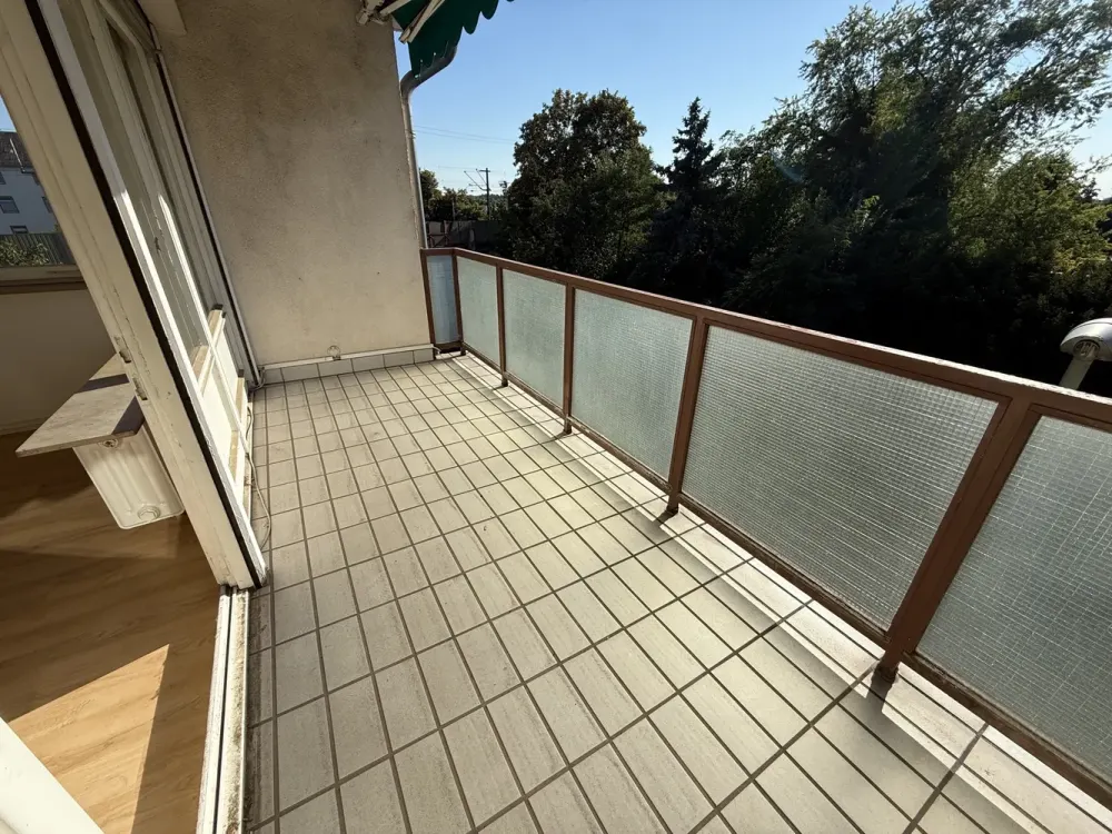Sehr geräumige 3-Zimmer-Wohnung mit Tageslicht-Bad und überdachtem Westbalkon