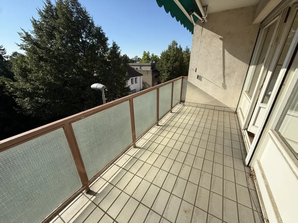Sehr geräumige 3-Zimmer-Wohnung mit Tageslicht-Bad und überdachtem Westbalkon