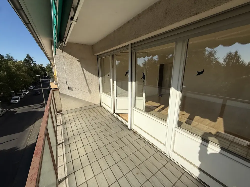 Sehr geräumige 3-Zimmer-Wohnung mit Tageslicht-Bad und überdachtem Westbalkon