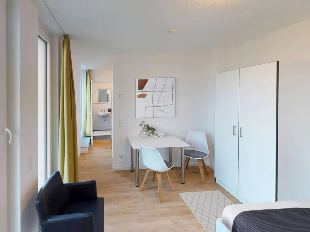 ** Möbliertes 2-Zimmer-Apartment mit EINBAUKÜCHE, französichen BALKON und gemeinschaftlicher DACH...