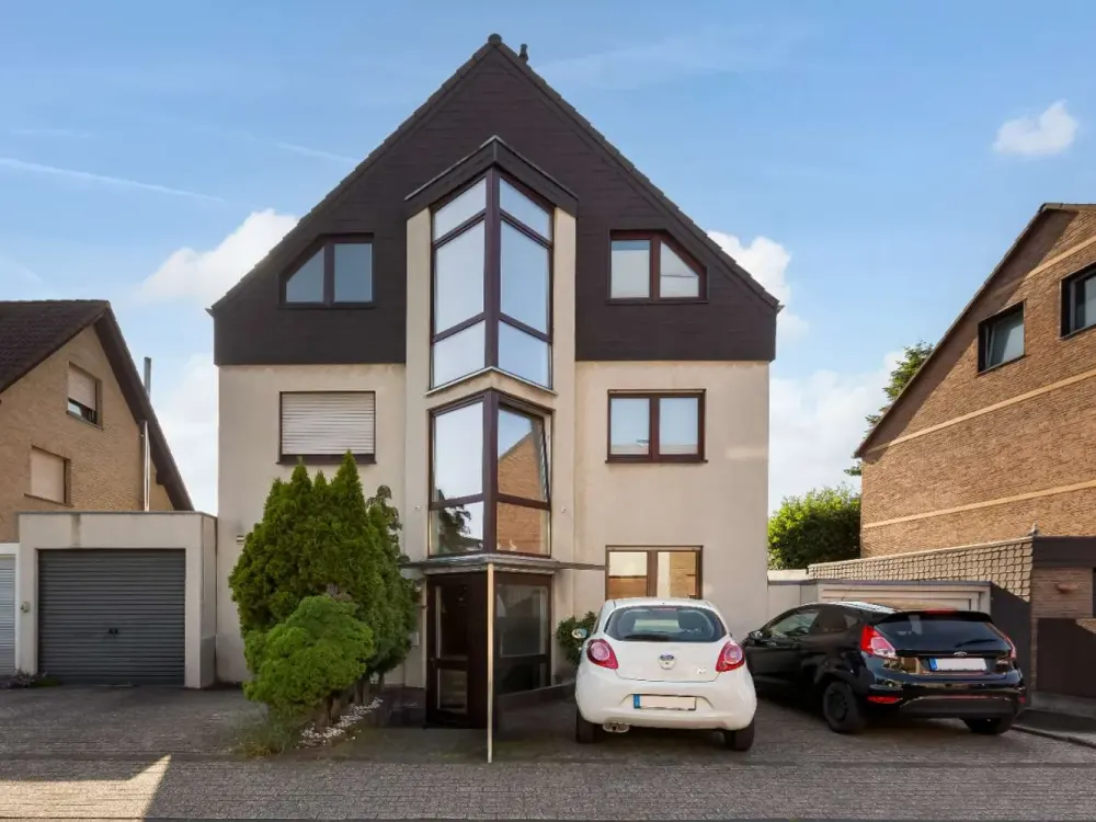 Sanierte 2,5-Zimmer Wohnung, mit großem Balkon, EBK und Stellplatz!