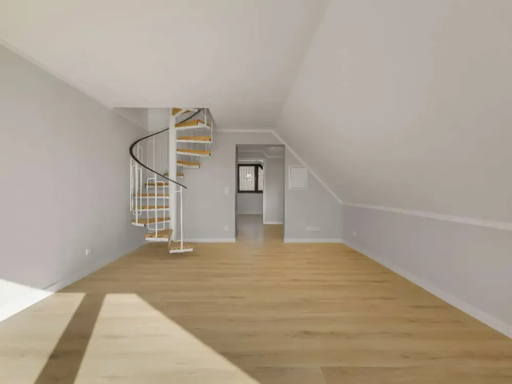 Sanierte 2,5-Zimmer Wohnung, mit großem Balkon, EBK und Stellplatz!