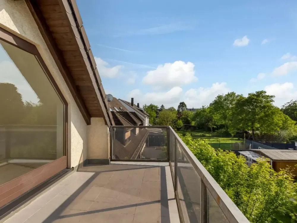 Sanierte 2,5-Zimmer Wohnung, mit großem Balkon, EBK und Stellplatz!