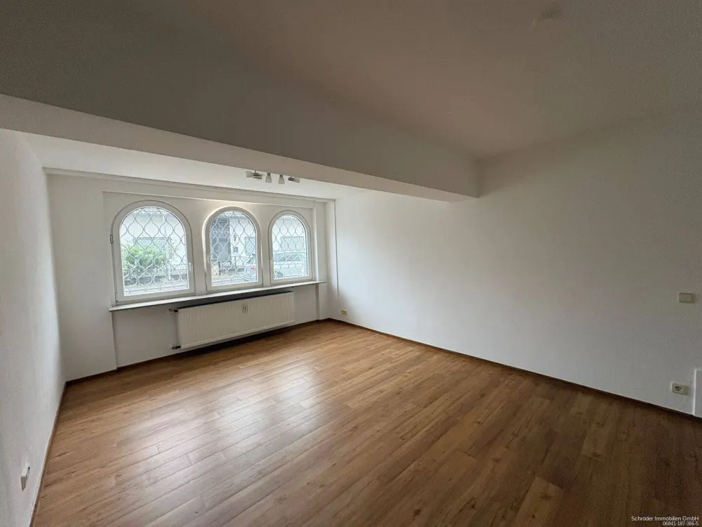 Freshly Renovated 1-Room Apartment in Popular Location of St. Arnual