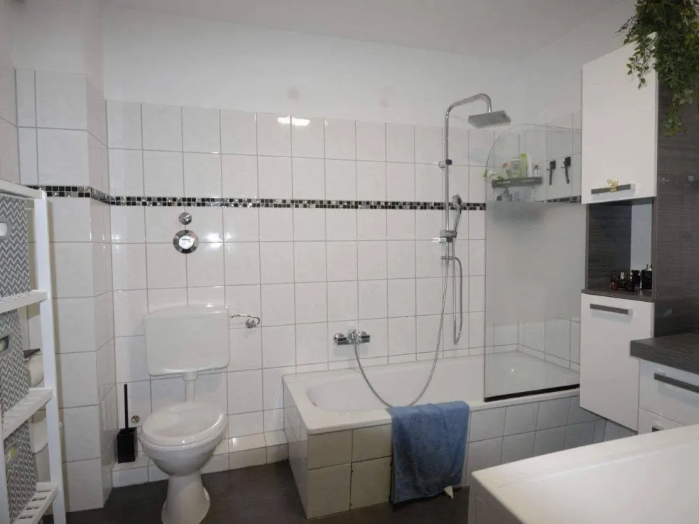 Gepflegte 3-Zi.-Whng. 95 m² in HH-Jenfeld: Großzügige Wohnung mit Balkon, inkl TG-Stellplatz, Fahrstuhl im Haus