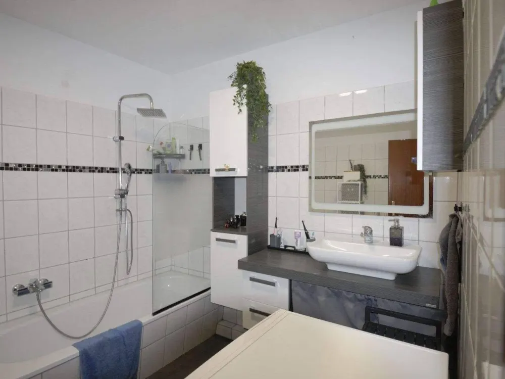 Gepflegte 3-Zi.-Whng. 95 m² in HH-Jenfeld: Großzügige Wohnung mit Balkon, inkl TG-Stellplatz, Fahrstuhl im Haus