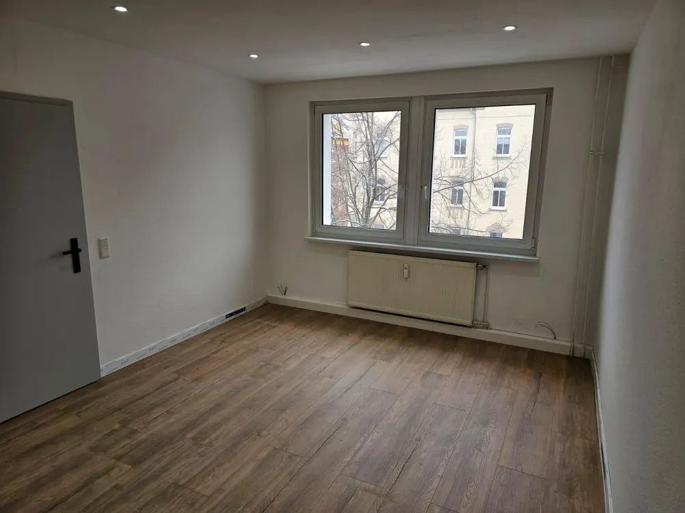 Hochwertig renovierte 2-Raum-Wohnung mit Einbauküche & Stellplatz