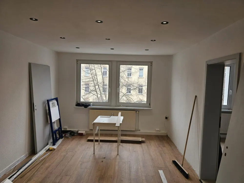 Hochwertig renovierte 2-Raum-Wohnung mit Einbauküche & Stellplatz