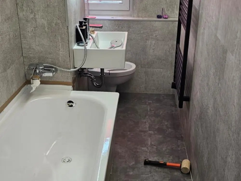 Hochwertig renovierte 2-Raum-Wohnung mit Einbauküche & Stellplatz