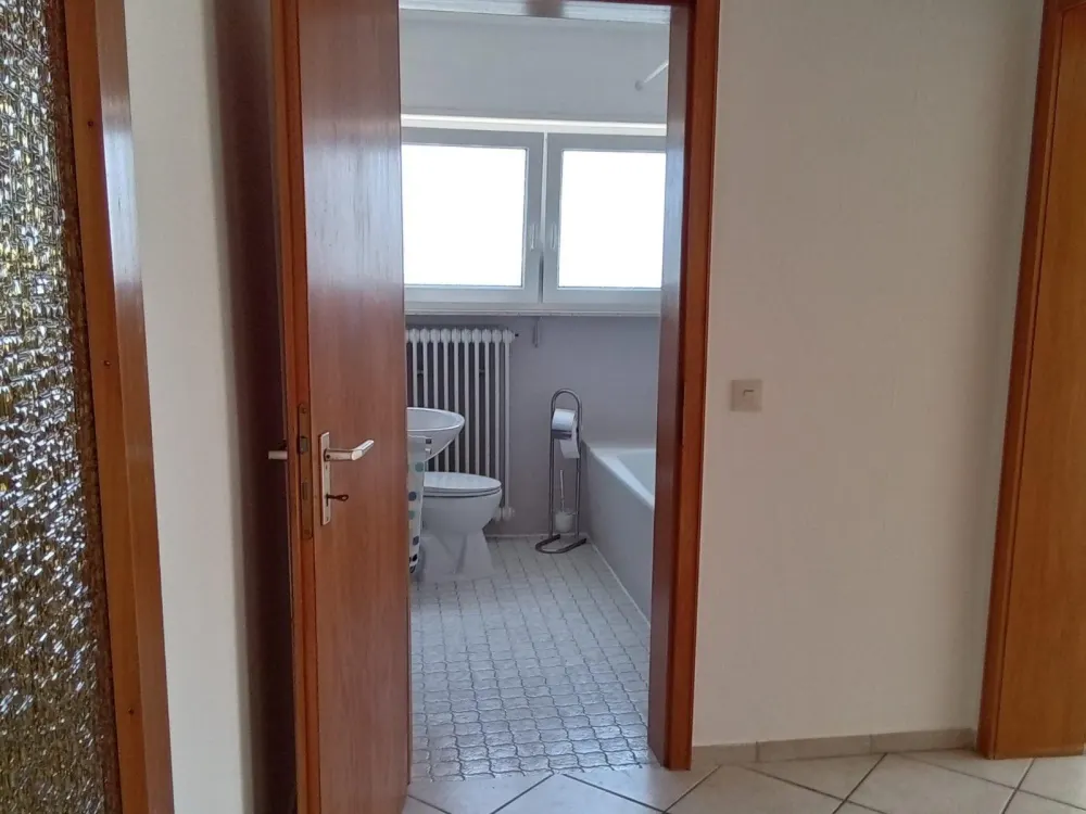 Ab Sofort - Renovierte 2-Zimmer-Wohnung 65 m² im Zweifamilienhaus