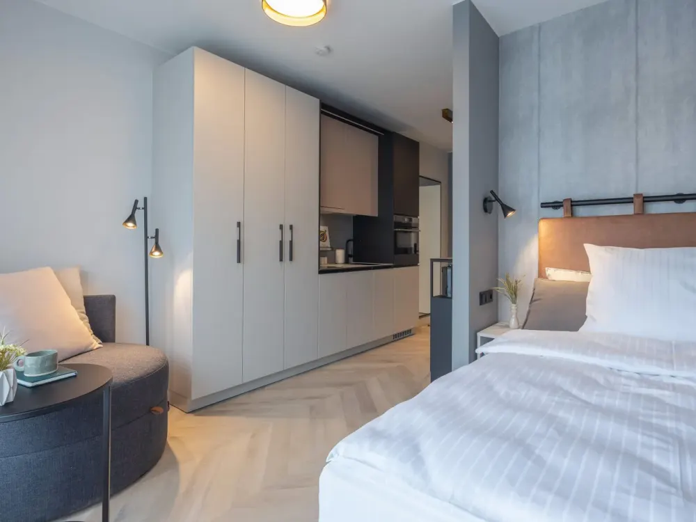 "The Lush One" - Exklusives Studio-Apartment über den Dächern von Düsseldorf