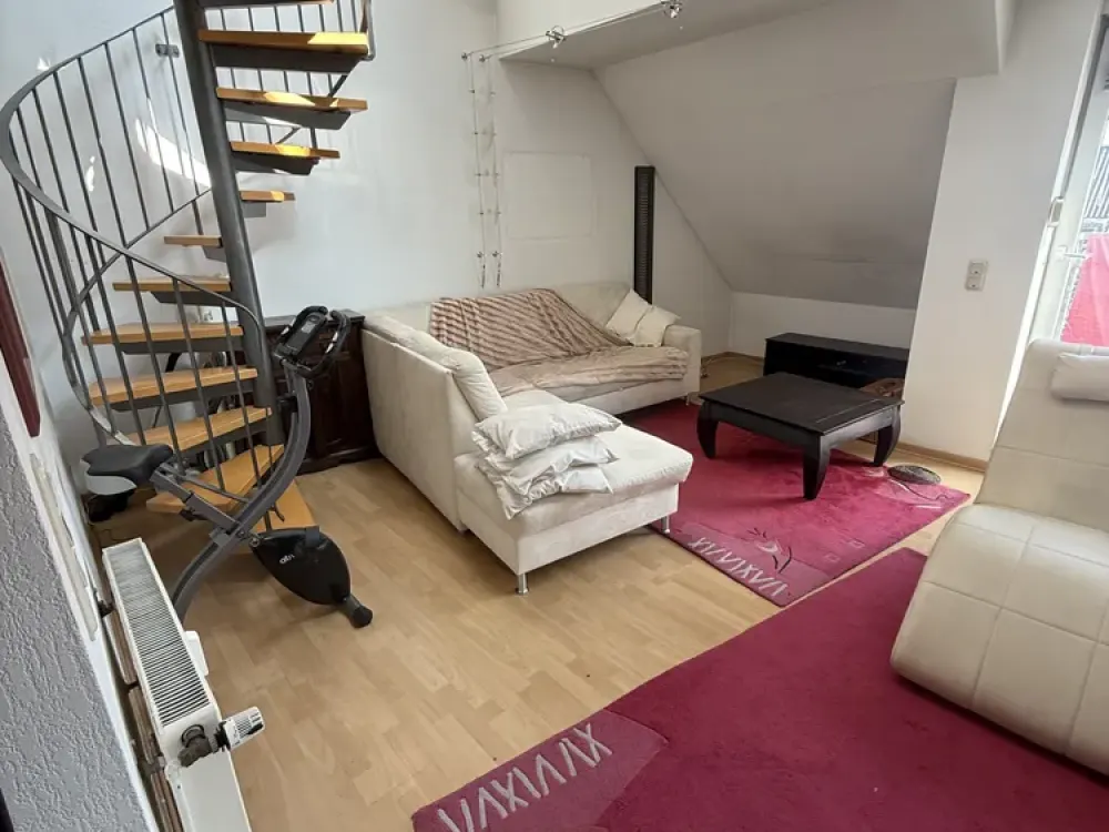 Möblierte 2-Zimmer-Dachgeschosswohnung mit Loggia in Krefeld