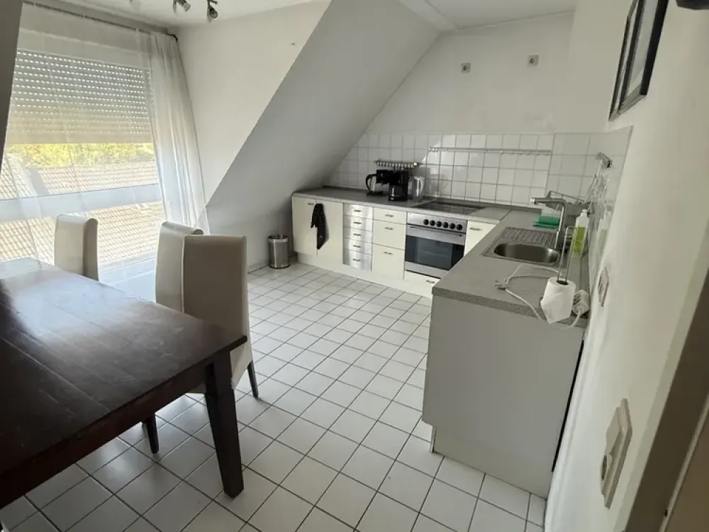 Möblierte 2-Zimmer-Dachgeschosswohnung mit Loggia in Krefeld