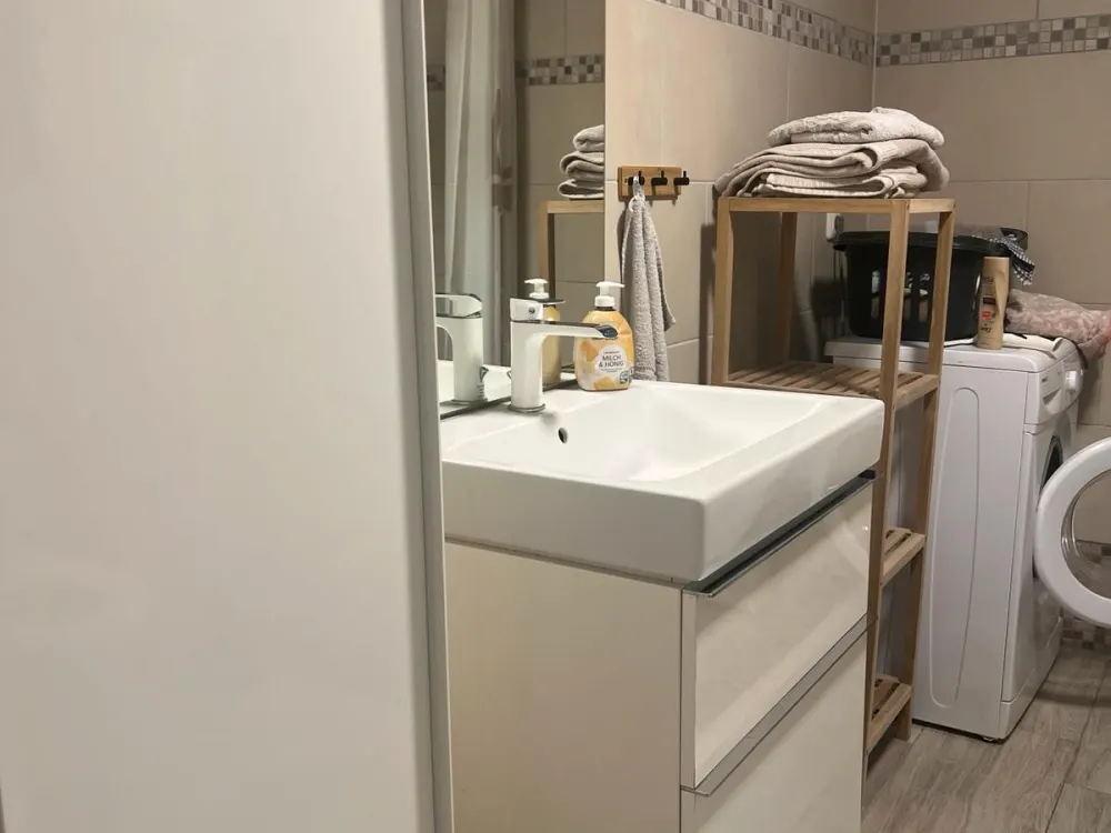 Bright Basement Apartment with 2 Rooms