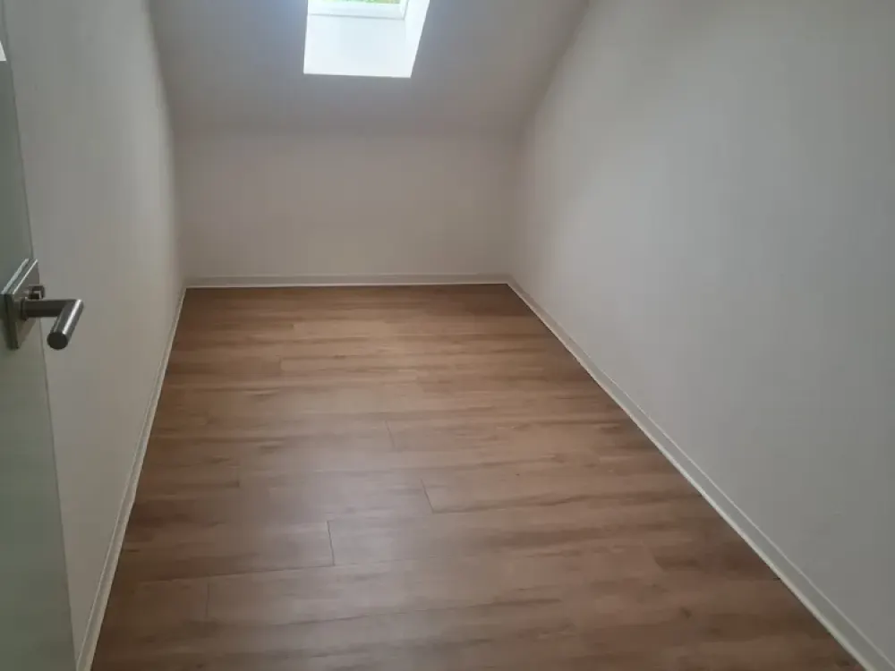 Beautiful 3-Room Apartment in Ronnenberg, Direct Contact: 0511-2800618