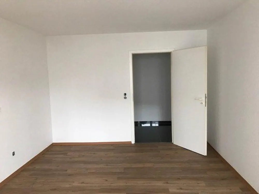 2,5 Zimmer Wohnung mit Balkon + Stellplatz (optional)