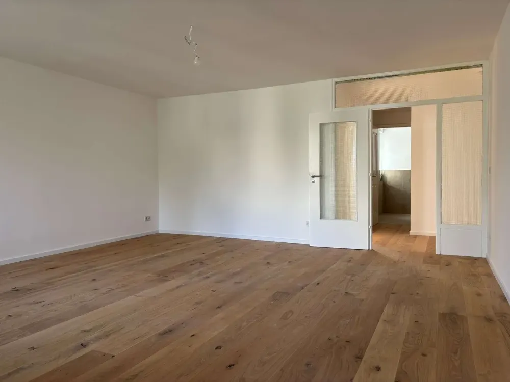 Einziehen & wohlfühlen: Vollmodernisierte 2,5 Zimmerwohnung mit EBK in Bestlage von Zehlendorf