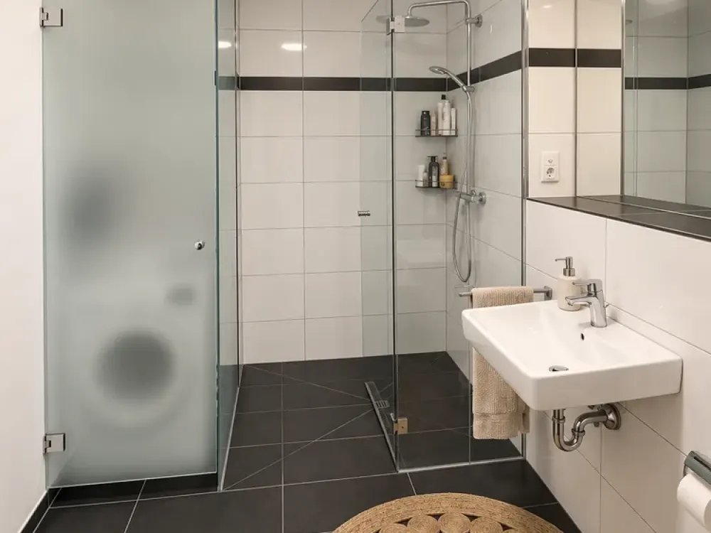 Hochwertige 3 -Zimmer-Wohnung mit Balkon, Aufzug, KFW 40, TG-Stellplatz