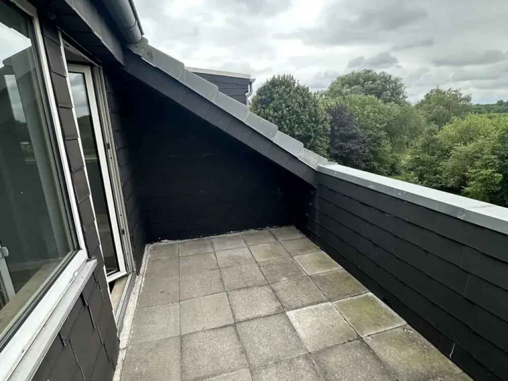 Geräumige Dachgeschosswohnung mit sonniger Loggia zu vermieten - WBS erforderlich