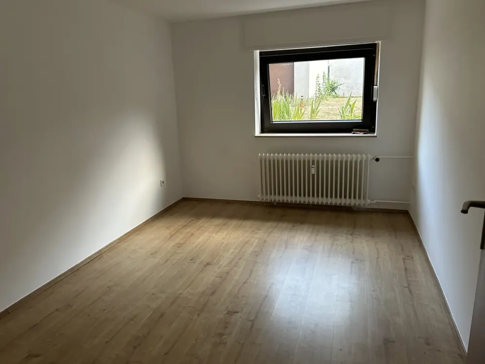 Ettlingen Neuwiesenreben: 2-Zimmer Souterrain-Wohnung